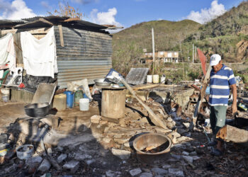 Una persona observa los escombros de su casa este viernes, en el pueblo de El Cobre, en Santiago de Cuba. Foto: EFE/ Ernesto Mastrascusa.