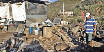 Una persona observa los escombros de su casa este viernes, en el pueblo de El Cobre, en Santiago de Cuba. Foto: EFE/ Ernesto Mastrascusa.