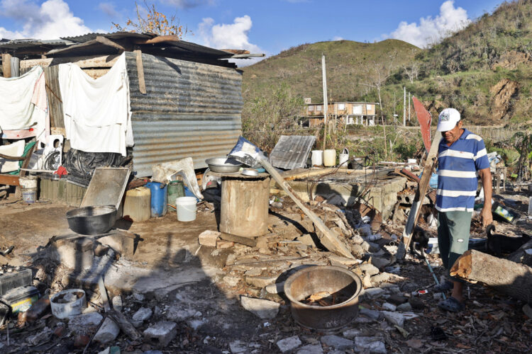Una persona observa los escombros de su casa este viernes, en el pueblo de El Cobre, en Santiago de Cuba. Foto: EFE/ Ernesto Mastrascusa.