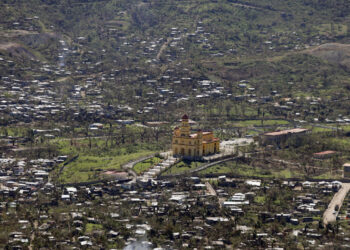 Fotografía aérea del poblado El Cobre donde se observa el Santuario Nacional de la Virgen de la Caridad del Cobre, patrona de Cuba, tras el paso del huracán Melissa. Foto: Ernesto Mastrascusa / EFE.