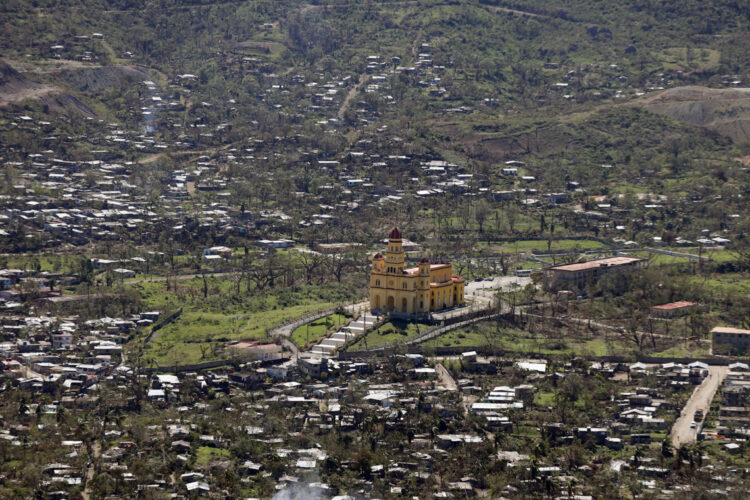 Fotografía aérea del poblado El Cobre donde se observa el Santuario Nacional de la Virgen de la Caridad del Cobre, patrona de Cuba, tras el paso del huracán Melissa. Foto: Ernesto Mastrascusa / EFE.