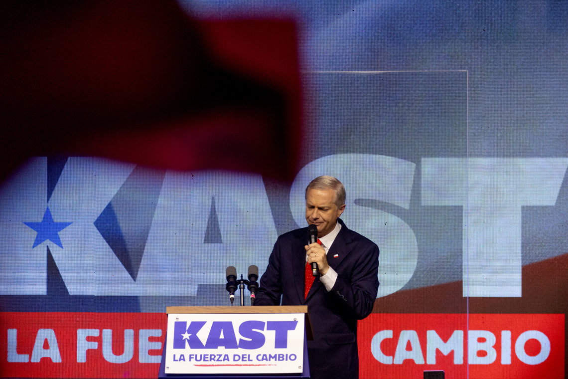 El candidato a la Presidencia de Chile por el Partido Republicano y Social Cristiano, José Antonio Kast, habla tras conocer los resultados de las elecciones este domingo, en Santiago. Foto:  Ailen Díaz / EFE.