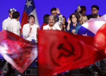 La candidata a la Presidencia de Chile por el partido Unidad por Chile, Jeannette Jara (c), saluda a seguidores tras conocer los resultados de las elecciones este domingo, en las que avanzó a segunda vuelta junto al ultraderechista José Antonio Kast. Foto: Elvis Gonzalez / EFE.