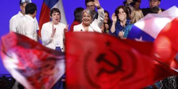 La candidata a la Presidencia de Chile por el partido Unidad por Chile, Jeannette Jara (c), saluda a seguidores tras conocer los resultados de las elecciones este domingo, en las que avanzó a segunda vuelta junto al ultraderechista José Antonio Kast. Foto: Elvis Gonzalez / EFE.