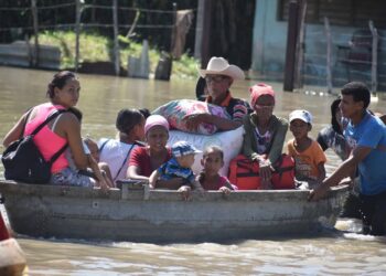 Evacuación de pobladores de la provincia Granma debido a la crecida del río Cauto tras el azote del huracán Melissa. Foto: Yadiel Miguel Rodríguez / Tomada del perfil en Facebook de CNC TV Granma.