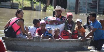 Evacuación de pobladores de la provincia Granma debido a la crecida del río Cauto tras el azote del huracán Melissa. Foto: Yadiel Miguel Rodríguez / Tomada del perfil en Facebook de CNC TV Granma.