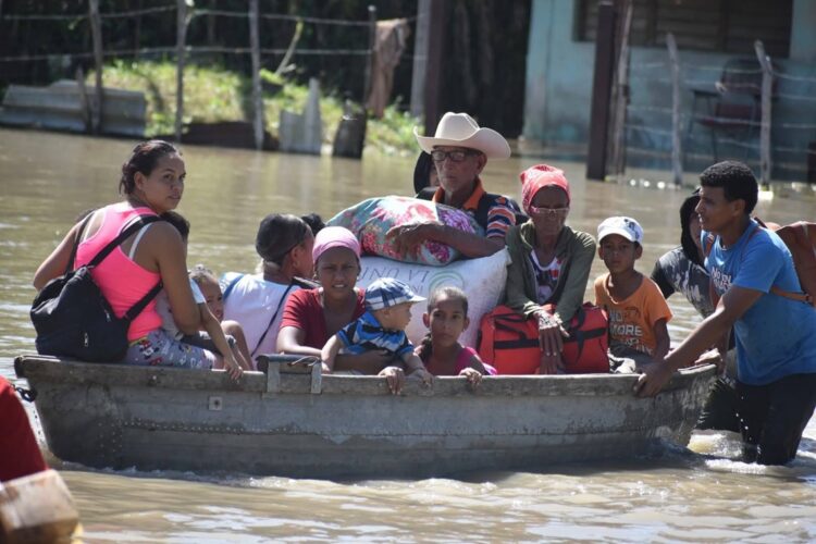 Evacuación de pobladores de la provincia Granma debido a la crecida del río Cauto tras el azote del huracán Melissa. Foto: Yadiel Miguel Rodríguez / Tomada del perfil en Facebook de CNC TV Granma.