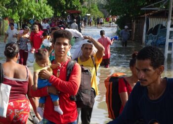 Personas siendo evacuadas en Río Cauto por las fuertes inundaciones. Foto: CMKX Radio Bayamo