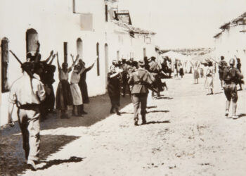 Mujeres pidiendo a los soldados del bando nacional que no asesinaran a sus prisioneros en Constantina (Sevilla), al principio de la Guerra Civil. Wikimedia Commons, CC BY.