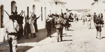 Mujeres pidiendo a los soldados del bando nacional que no asesinaran a sus prisioneros en Constantina (Sevilla), al principio de la Guerra Civil. Wikimedia Commons, CC BY.