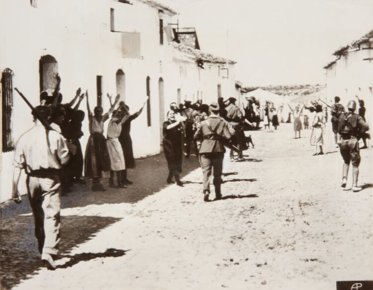 Mujeres pidiendo a los soldados del bando nacional que no asesinaran a sus prisioneros en Constantina (Sevilla), al principio de la Guerra Civil. Wikimedia Commons, CC BY.