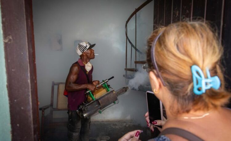 La actual crisis económica limita la capacidad de prevención, principalmente mediante la fumigación masiva contra los mosquitos. Foto: Periódico Girón.