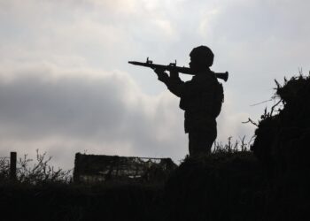 DONETSK (Ucrania), 05/11/2025.– Fotografía cedida por el servicio de prensa de la 65ª Brigada Mecanizada Independiente de las Fuerzas Armadas de Ucrania que muestra a reclutas de dicha brigada trabajando con un lanzagranadas RPG-7 durante su entrenamiento en un lugar no revelado de la región de Zaporiyia, Ucrania, el 5 de noviembre de 2025, en medio de la invasión rusa en curso. Foto: EFE/EPA/Servicio de prensa de la 65ª Brigada Mecanizada.
