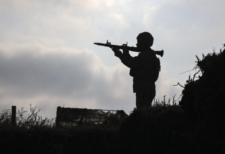 DONETSK (Ucrania), 05/11/2025.– Fotografía cedida por el servicio de prensa de la 65ª Brigada Mecanizada Independiente de las Fuerzas Armadas de Ucrania que muestra a reclutas de dicha brigada trabajando con un lanzagranadas RPG-7 durante su entrenamiento en un lugar no revelado de la región de Zaporiyia, Ucrania, el 5 de noviembre de 2025, en medio de la invasión rusa en curso. Foto: EFE/EPA/Servicio de prensa de la 65ª Brigada Mecanizada.