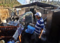 Un hombre frente a los escombros de su casa en el pueblo de El Cobre, en Santiago de Cuba. Foto: EFE/ Ernesto Mastrascusa