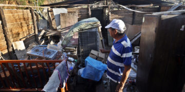 Un hombre frente a los escombros de su casa en el pueblo de El Cobre, en Santiago de Cuba. Foto: EFE/ Ernesto Mastrascusa