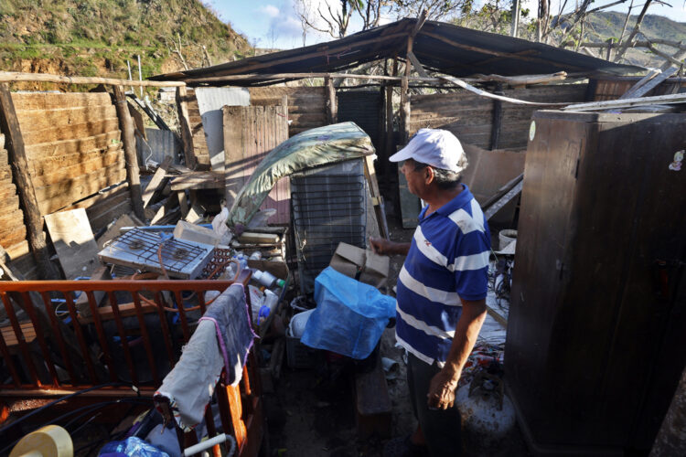 Un hombre frente a los escombros de su casa en el pueblo de El Cobre, en Santiago de Cuba. Foto: EFE/ Ernesto Mastrascusa