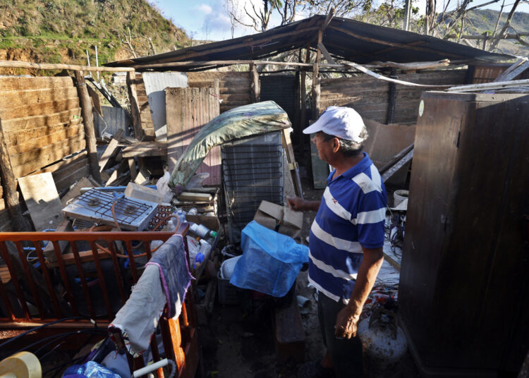Un hombre frente a los escombros de su casa en el pueblo de El Cobre, en Santiago de Cuba. Foto: EFE/ Ernesto Mastrascusa
