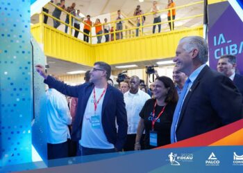 Díaz-Canel en el stand dedicado a la Inteligencia Artificial en FIHAV 2025. Foto: Facebook/Carlos Miguel Pérez Reyes.