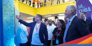 Díaz-Canel en el stand dedicado a la Inteligencia Artificial en FIHAV 2025. Foto: Facebook/Carlos Miguel Pérez Reyes.