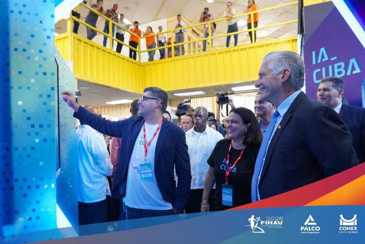 Díaz-Canel en el stand dedicado a la Inteligencia Artificial en FIHAV 2025. Foto: Facebook/Carlos Miguel Pérez Reyes.