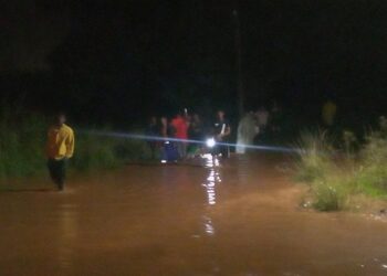 Personas se trasladan hacia zonas seguras debido a inundaciones por la crecida del río Cabaña , en el municipio holguinero de Moa, la noche del 11 de noviembre de 2025. Foto: Tomada del perfil de Facebook de Yulieska Hernández García.