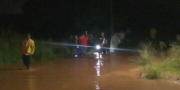 Personas se trasladan hacia zonas seguras debido a inundaciones por la crecida del río Cabaña , en el municipio holguinero de Moa, la noche del 11 de noviembre de 2025. Foto: Tomada del perfil de Facebook de Yulieska Hernández García.