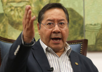 Luis Arce en una entrevista en la Casa Grande del Pueblo, en La Paz. Foto: Luis Gandarillas/EFE.