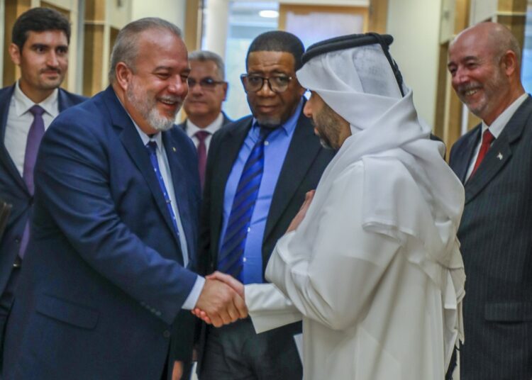 El primero ministro cubano, Manuel Marrero, saluda al director ejecutivo de la Autoridad de Inversiones de Qatar, Mohamed Saif Al-Sowaidi, con el que se reunió em Doha como parte de su agenda en ese país del Golfo Pérsico. Foto: Tomada del perfil en X de Manuel Marrero.