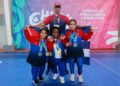Las parapesistas cubanas Daynelis Vázquez (i), Amalia González (c) y Daniuvis Díaz (d), junto a su entrenado Ramón Martínez, tras conquistar varias medallas en los Juegos Parapanamericanos Juveniles de Chile 2025. Foto: Calixto N. Llanes / Periódico JIT.