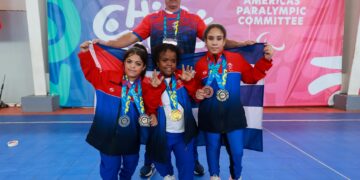 Las parapesistas cubanas Daynelis Vázquez (i), Amalia González (c) y Daniuvis Díaz (d), junto a su entrenado Ramón Martínez, tras conquistar varias medallas en los Juegos Parapanamericanos Juveniles de Chile 2025. Foto: Calixto N. Llanes / Periódico JIT.