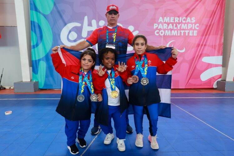 Las parapesistas cubanas Daynelis Vázquez (i), Amalia González (c) y Daniuvis Díaz (d), junto a su entrenado Ramón Martínez, tras conquistar varias medallas en los Juegos Parapanamericanos Juveniles de Chile 2025. Foto: Calixto N. Llanes / Periódico JIT.