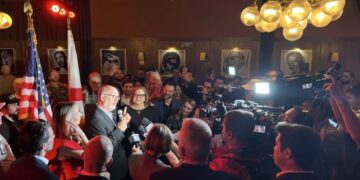 Emilio González, al centro, el pasado 4 de noviembre. Foto: Foto: @Emilioformiami