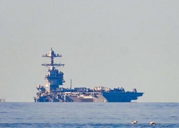 Fotografía de archivo del 24 de mayo de 2023 que muestra al portaaviones USS Gerald R. Ford entrando en el fiordo de Oslo, en Jeloya (Noruega). Estados Unidos ha reforzado en los últimos meses su presencia militar en el Caribe y en el Pacífico latinoamericanoFoto: EFE/EPA/Terje Pedersen /ARCHIVO.