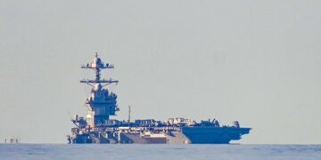 Fotografía de archivo del 24 de mayo de 2023 que muestra al portaaviones USS Gerald R. Ford entrando en el fiordo de Oslo, en Jeloya (Noruega). Estados Unidos ha reforzado en los últimos meses su presencia militar en el Caribe y en el Pacífico latinoamericanoFoto: EFE/EPA/Terje Pedersen /ARCHIVO.