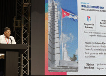El vice primer ministro y ministro de Comercio Exterior e Inversión Extranjera, Oscar Pérez-Oliva Fraga, anuncia medidas para promover la inversión extranjera en Cuba, durante la Feria Internacional de La Habana (FIHAV), el 25 de noviembre de 2025. Foto: Ernesto Mastrascusa / EFE