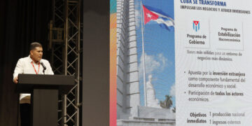 El vice primer ministro y ministro de Comercio Exterior e Inversión Extranjera, Oscar Pérez-Oliva Fraga, anuncia medidas para promover la inversión extranjera en Cuba, durante la Feria Internacional de La Habana (FIHAV), el 25 de noviembre de 2025. Foto: Ernesto Mastrascusa / EFE