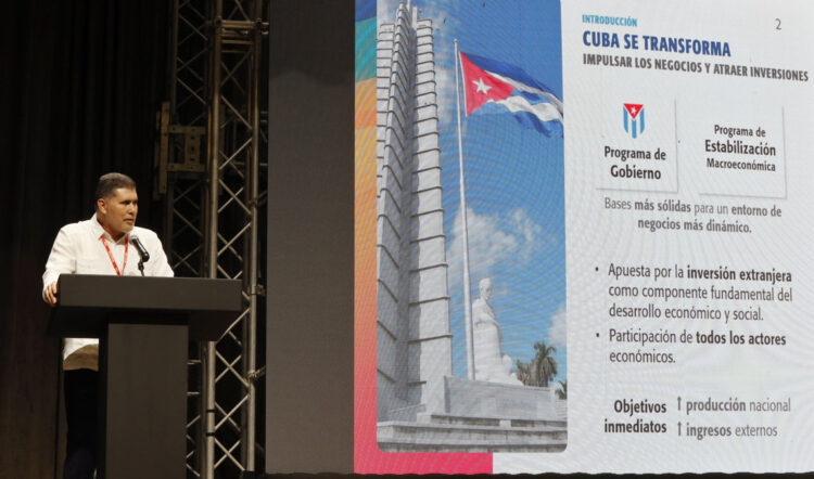 El vice primer ministro y ministro de Comercio Exterior e Inversión Extranjera, Oscar Pérez-Oliva Fraga, anuncia medidas para promover la inversión extranjera en Cuba, durante la Feria Internacional de La Habana (FIHAV), el 25 de noviembre de 2025. Foto: Ernesto Mastrascusa / EFE
