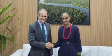 Los ministros de medio ambiente de Cuba, Armando Rodríguez Batista, y Brasil, Marina Silva, durante un encuentro en el contexto de la COP30. Foto: Tomada del perfil en X del Ministerio de Ciencia, Tecnología y Medio Ambiente de Cuba (CITMA).