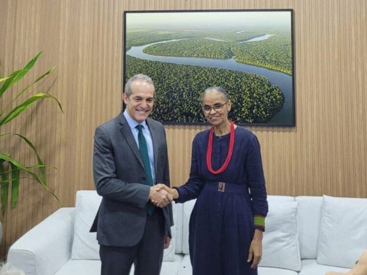 Los ministros de medio ambiente de Cuba, Armando Rodríguez Batista, y Brasil, Marina Silva, durante un encuentro en el contexto de la COP30. Foto: Tomada del perfil en X del Ministerio de Ciencia, Tecnología y Medio Ambiente de Cuba (CITMA).