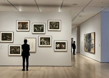 Una persona observa obras del pintor poeta y escultor cubano Wifredo Lam durante una visita previa a la exposición 'Wilfredo Lam: Cuando no duermo, sueño' este miércoles, en el Museo de Arte Moderno (MoMA) de Nueva York. Foto: Nora Quintanilla/EFE.