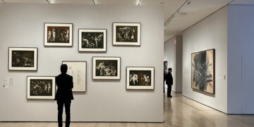 Una persona observa obras del pintor poeta y escultor cubano Wifredo Lam durante una visita previa a la exposición 'Wilfredo Lam: Cuando no duermo, sueño' este miércoles, en el Museo de Arte Moderno (MoMA) de Nueva York. Foto: Nora Quintanilla/EFE.