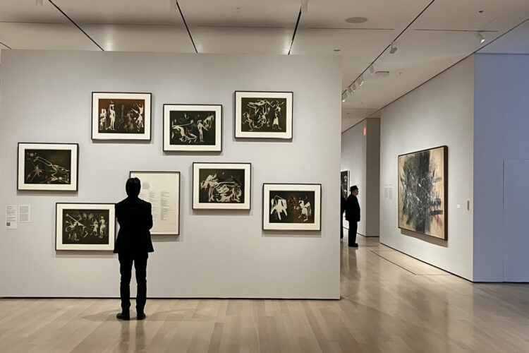 Una persona observa obras del pintor poeta y escultor cubano Wifredo Lam durante una visita previa a la exposición 'Wilfredo Lam: Cuando no duermo, sueño' este miércoles, en el Museo de Arte Moderno (MoMA) de Nueva York. Foto: Nora Quintanilla/EFE.
