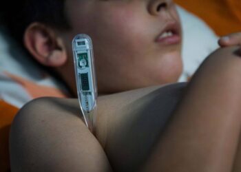 Toma de temperatura a un niño, en medio de la epidemia de arbovirosis en Cuba. Foto: Raúl Navarro / Periódico Girón.