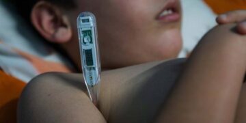 Toma de temperatura a un niño, en medio de la epidemia de arbovirosis en Cuba. Foto: Raúl Navarro / Periódico Girón.