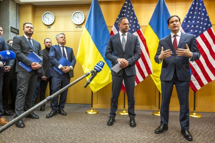 El jefe de la Oficina del Presidente de Ucrania, Andriy Yermak (centro), y el secretario de Estado estadounidense, Marco Rubio, hablan con la prensa durante sus consultas sobre el plan de paz de Trump en la Misión de Estados Unidos en Ginebra, Suiza, el 23 de noviembre de 2025. Foto: EFE/EPA/MARTIAL TREZZINI.