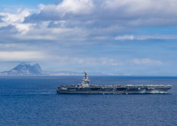 El portaaviones USS Gerald R. Ford (CVN 78), el más grande del mundo, navega por el Estrecho de Gibraltar rumbo al mar Caribe, tras ser desplegado por orden del Pentágono. Washington, 1 de octubre de 2025. Foto: EFE/Alyssa Joy/Marina de EE.UU.