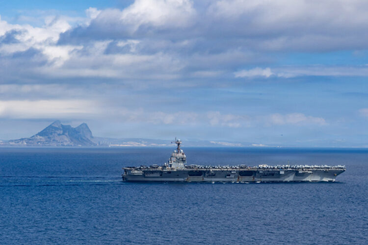 El portaaviones USS Gerald R. Ford (CVN 78), el más grande del mundo, navega por el Estrecho de Gibraltar rumbo al mar Caribe, tras ser desplegado por orden del Pentágono. Washington, 1 de octubre de 2025. Foto: EFE/Alyssa Joy/Marina de EE.UU.