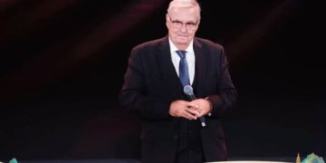 Durante la entrega del premio. Foto compartida por el canal de FB de la Casa Vitier García-Marruz.