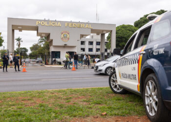 BRASILIA (BRASIL), 22/11/2025.- Vista de la Policía Federal de Brasil, local donde esta detenido de forma preventiva este sábado, el expresidente brasileño Jair Bolsonaro, condenado por intento de golpe de Estado y quien ya se encontraba en prisión domiciliaria. Foto: EFE/Vini Santa Rosa.